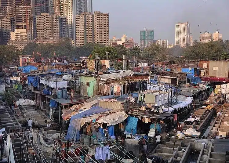 Desigualdade social na ìndia como obstáculo à ascensão da índia como potência.  Maior lavanderia a céu aberto do mundo em Munbai