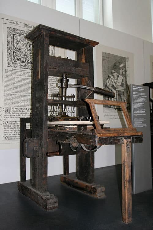 Prensa móvel de Gutemberg, tecnologia inventada em 1811
