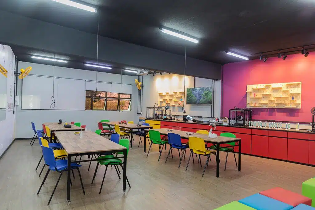 Sala preparada para a prática de aprendizagem: Cultura maker 