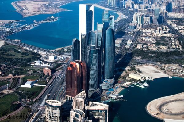 Vista aérea de Abu Dhabi, capital dos Emirados Árabes Unidos
