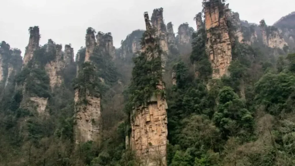 Zhangjiajie: O Paraíso de Avatar e o Ecoturismo na China 2 pilares de arenito do Parque Florestal Nacional de Zhangjiajie, localizado na província de Hunan, na China
