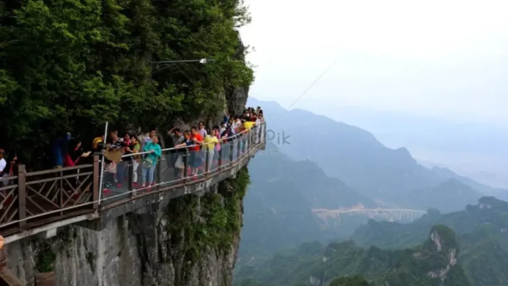 Passarela no Parque Florestal Nacional de Zhangjiajie