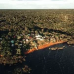 Vista aérea de comunidade com potencial para expansão do turismo de base comunitária na amazônia