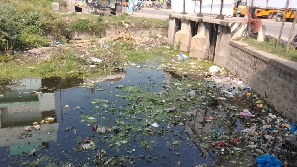 rio poluido com esgoto por falta de saneamento básico