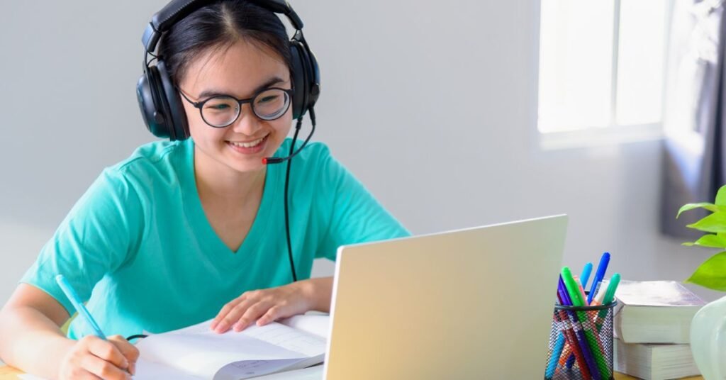 faculdade EAD: aluna estudando em casa