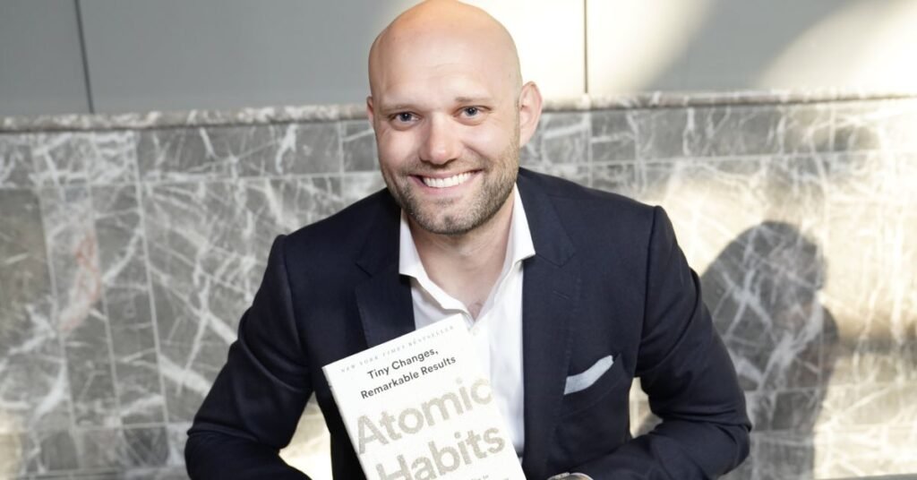 Hábitos Atômicos: Resumo Completo de James Clear 1 James Clear autor de hábitos atômicos