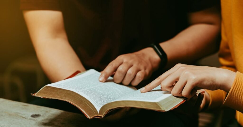 Curso de História de Israel Vale a Pena? (Análise Completa 2025) 2 estudando a bíblia