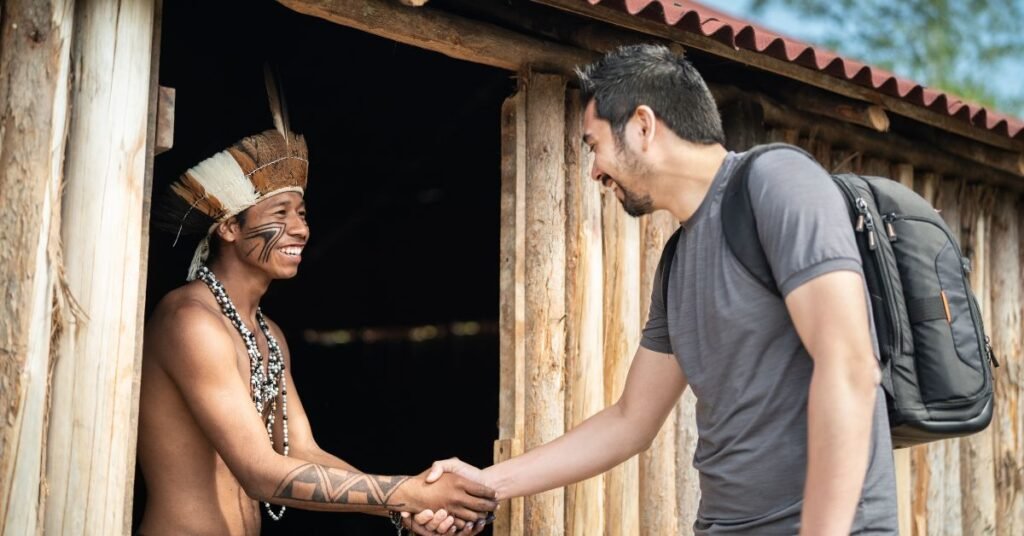 Povos Indígenas do Brasil: História, Diversidade e Desafios 4 indígena cumprimentando visitante
