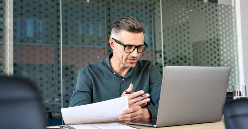 Carreira em ESG: Salários, Áreas e Como Começar (2026) 7 membro de comite de esg