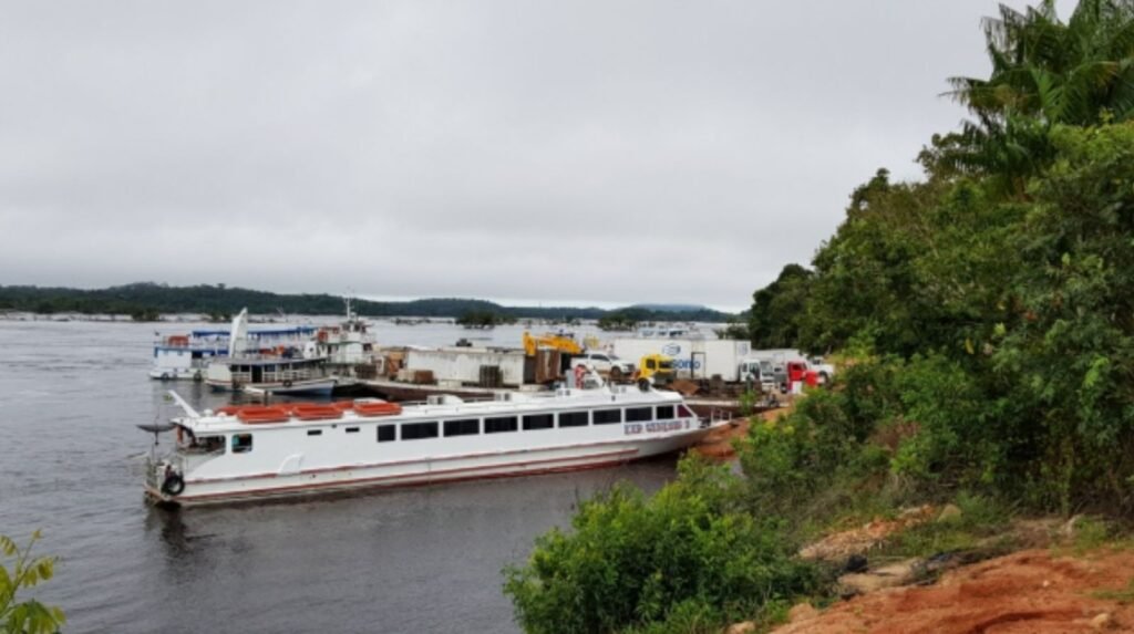 Transporte fluvial na Amazônia: por que os rios funcionam como estradas 6 Porto civil de Camanaus (São Gabriel da Cachoeira)
