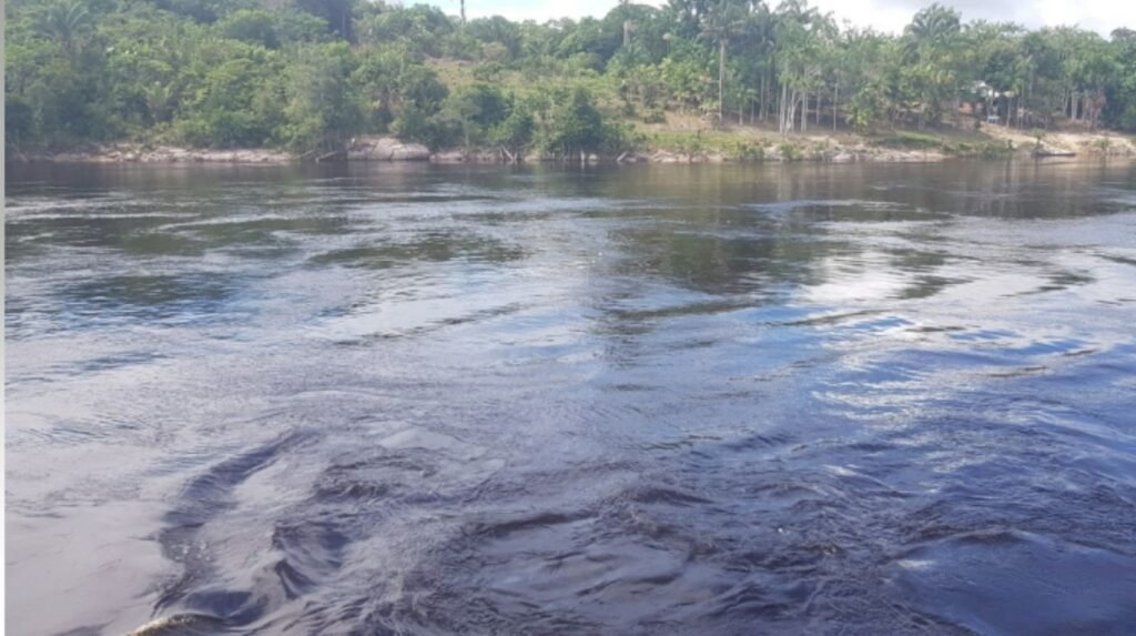 Acidentes de navegação nos rios da Amazônia: tipos, causas e o que os dados mostram 2 rio negro em trecho com pedras submersas que podem causar acidentes de navegação