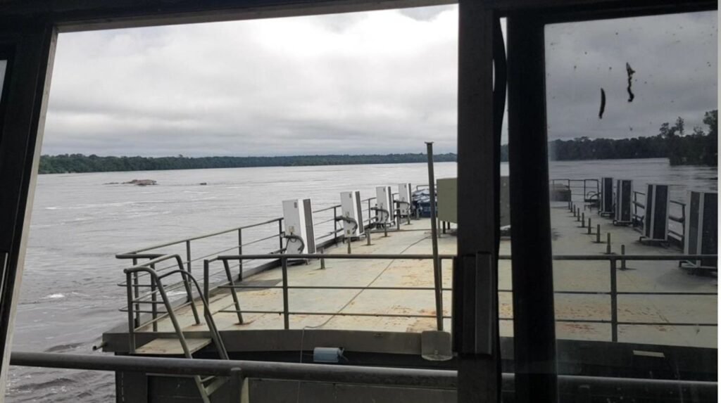 Transporte fluvial na Amazônia: por que os rios funcionam como estradas 4 Visçao do condutor da embarcação empurrador + balsas